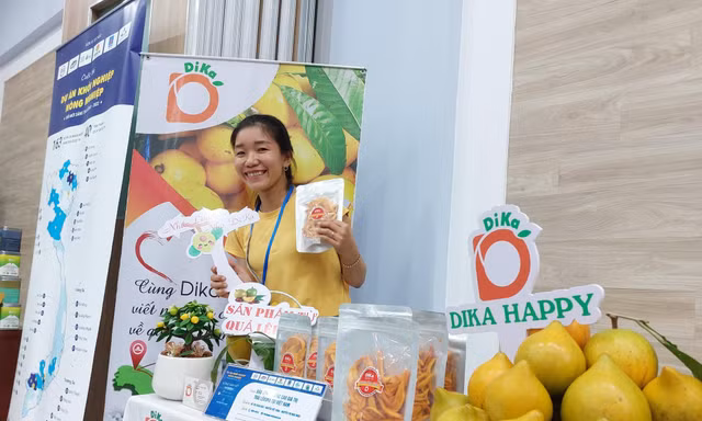 Chị Ðỗ Thị Xuân Diệu đưa sản phẩm chế biến từ quả lêkima thi khởi nghiệp tại TPHCM hồi tháng 10/2022