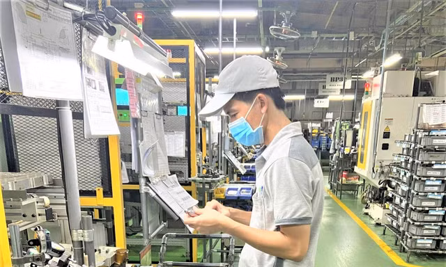 Người lao động được tiêm vắc-xin có thể trở lại làm việc. Ảnh: MT
