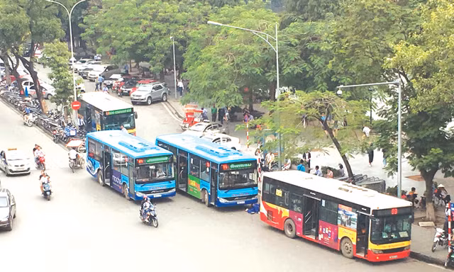 Bị cạnh tranh bởi nhiều loại hình vận chuyển nhưng xe buýt vẫn đóng vai trò chủ công trên lĩnh vực VTHKCC tại Hà Nội