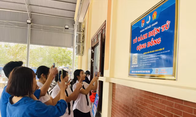Nhiều bạn trẻ ở thành phố Bắc Giang hào hứng quét mã QR để đọc sách trên điện thoại. Ảnh: N.T