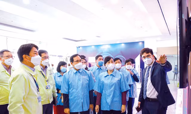 Bí thư Tỉnh ủy Đào Hồng Lan thăm, kiểm tra tại một số doanh nghiệp ở KCN Yên Phong