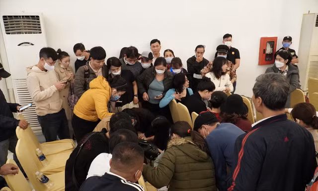 Khách hàng mua đất tại 2 dự án thuộc khu đô thị mới Điện Nam - Điện Ngọc (tỉnh Quảng Nam) chật vật đòi quyền lợi. Ảnh: Nguyễn Thành
