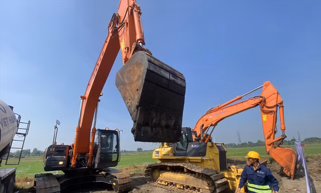Công trường dự án Vành đai 3 TPHCM đoạn qua huyện Hóc Môn. Ảnh: H.H