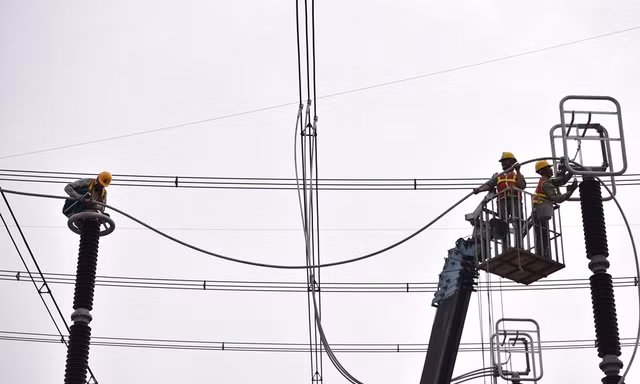 Công nhân vắt vẻo trên đỉnh cột