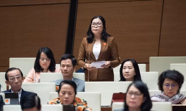 ÐBQH Bố Thị Xuân Linh (đoàn Bình Thuận), cho rằng ở đâu người đứng đầu có trách nhiệm cao, ở đó công tác phòng chống tham nhũng, tiêu cực thực hiện tốt hơn. Ảnh: Như Ý
