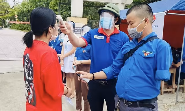 Anh Cao Đức Trâm tham gia hỗ trợ tiếp sức mùa thi tại điểm thi ở huyện Đức Thọ (Hà Tĩnh)