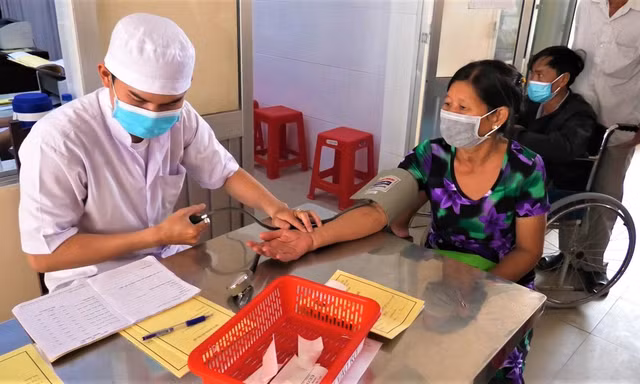 Khám bệnh cho người dân ở Bạc Liêu. ẢNH: NHẬT HUY