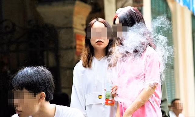 Ngày càng nhiều học sinh hút thuốc lá điện tử. Ảnh: Hoàng Mạnh Thắng