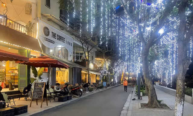 Các gian hàng trên phố đi bộ hồ Ngọc Khánh thường xuyên thưa thớt, kể cả ngày cuối tuần
