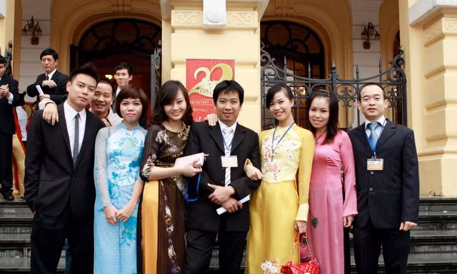 Hoàng Anh Tú (giữa) cùng cán bộ nhân viên Hoa Học Trò. Ảnh: PV