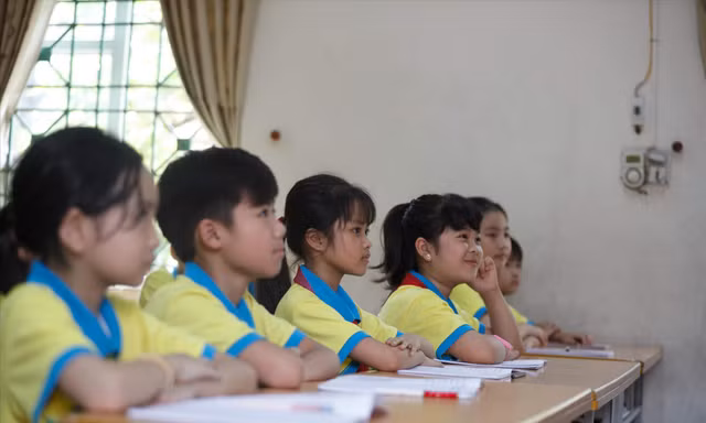 Giá SGK chương trình mới cao gấp nhiều lần so với SGK chương trình 2006. Ảnh: Thế Ðại