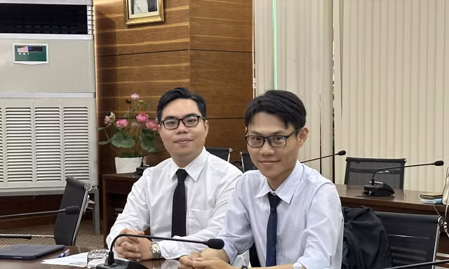 Lưu Văn Khoa (bìa phải) trong buổi phỏng vấn tuyển viên chức. Ảnh: Nhàn Lê