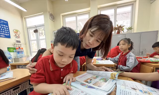Cô giáo Lê Thị Na Sa, Trường Tiểu học Nghĩa Dũng, quận Ba Đình,Hà Nội trong giờ dạy. Ảnh: Quỳnh Anh