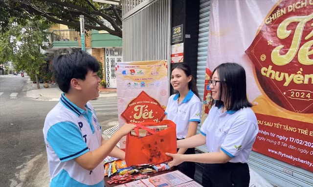 Các tình nguyện viên chiến dịch “Tết chuyền tay” tại TPHCM đón nhận nguồn lực ủng hộ chương trình. Ảnh: NVCC