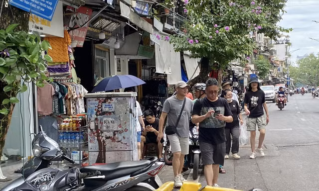 Vỉa hè một số tuyến phố ở quận Hoàn Kiếm bị chiếm dụng, du khách phải xuống lòng đường. Ảnh: Nguyễn Hải