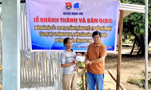 Bà Y Heng xúc động nhận bàn giao nhà mới