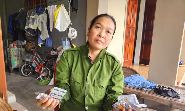 Hằng ngày chị Đinh Thị Thắm phải uống nhiều loại thuốc