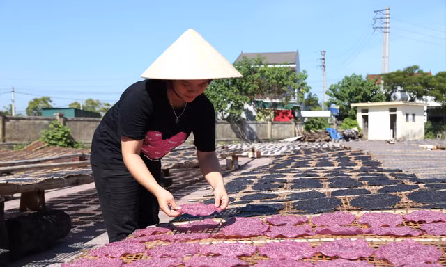 Cơ sở sản xuất của gia đình Nhàn đang “độc quyền” sản phẩm bánh đa gấc và bánh đa khoai lang tím