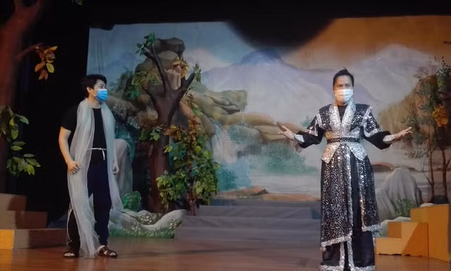 Các diễn viên đoàn Trần Hữu Trang trên sàn tập vở “Ðứa con nhà họ Triệu” ngày 26/10