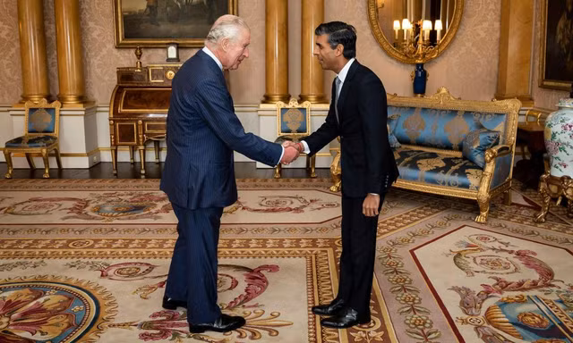 Ngày 25/10, Vua Charles III bổ nhiệm cựu Bộ trưởng Tài chính Rishi Sunak làm Thủ tướng Anh và mời ông thành lập chính phủ mới. Ảnh: AP