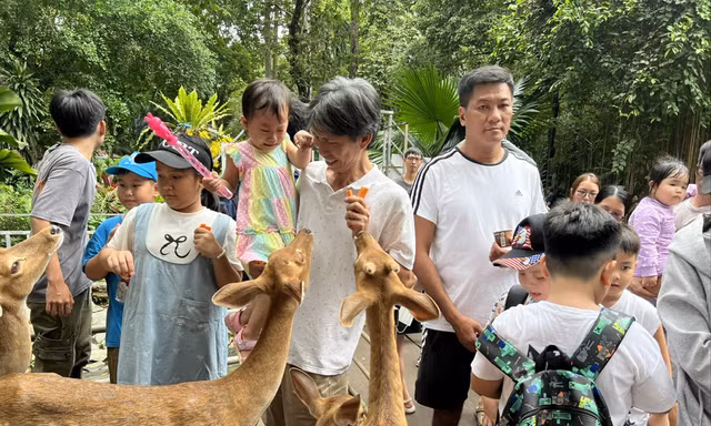 Người lao động đưa cả gia đình đi Thảo Cầm Viên vui chơi dịp lễ. Ảnh: U.P