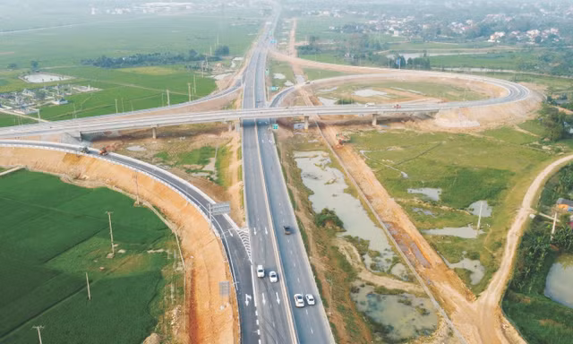 Đường nội đô và cao tốc cùng 'chuyển động'