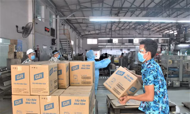 Công nhân sản xuất 3 tại chỗ ở Bình Dương. Ảnh: H.C
