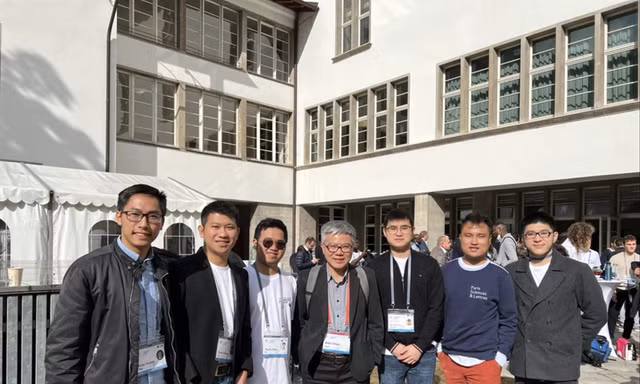 TS Ngô Khắc Hoàng (ngoài cùng, bên trái) tại Diễn đàn Khoa học Heidelberg 2022
