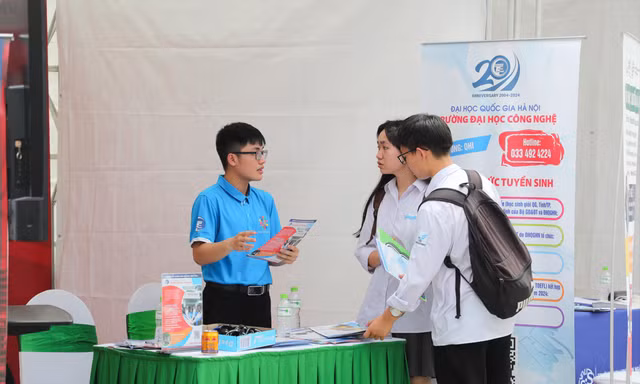 Học sinh Trường THPT chuyên Khoa học Tự nhiên tìm hiểu thông tin đào tạo tại các trường ĐH trực thuộc ĐH Quốc gia Hà Nội hôm qua. Ảnh: Diệp An