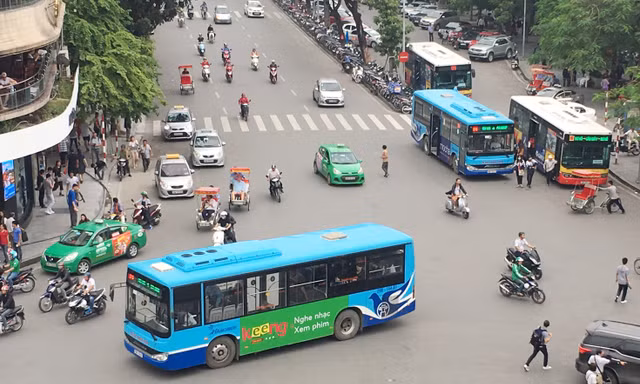 Xe buýt vẫn xác định là chủ công trong giảm xe cá nhân, ùn tắc tại Hà Nội