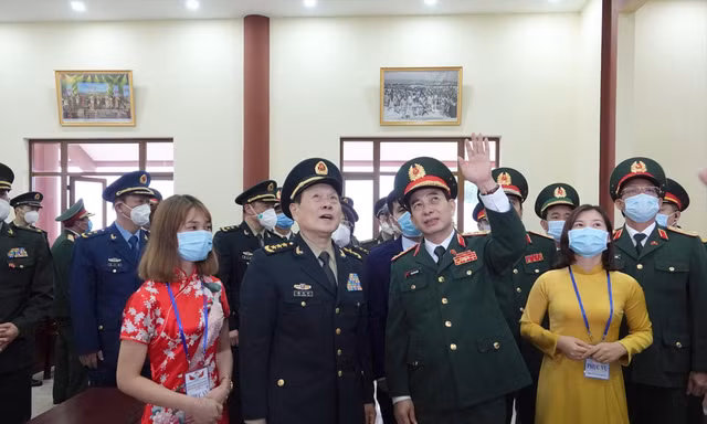 Bộ trưởng Quốc phòng Việt Nam Phan Văn Giang và Bộ trưởng Quốc phòng Trung Quốc Ngụy Phượng Hòa tham quan Nhà văn hóa hữu nghị ở xã Đồng Văn, huyện Bình Liêu, tỉnh Quảng Ninh. Ảnh: NGUYỄN MINH
