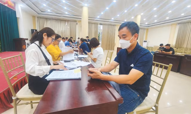 Đại diện các gia đình nạn nhân làm thủ tục nhận hỗ trợ