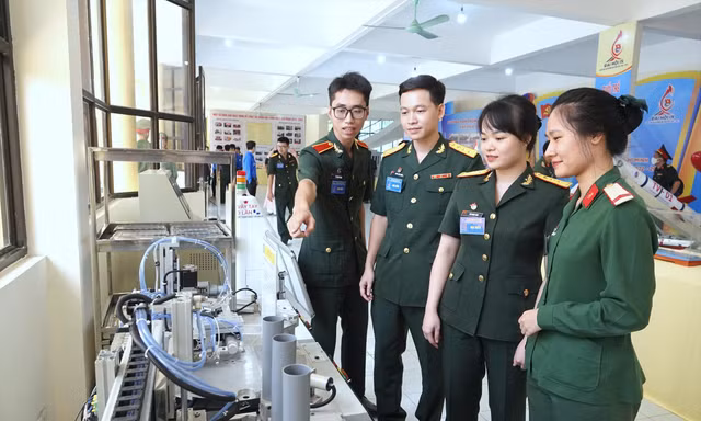 Học viện Kỹ thuật Quân sự luôn có nhiều công trình nghiên cứu khoa học trẻ mang hiệu quả ứng dụng thiết thực. ẢNH: NGUYỄN MINH