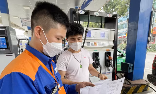 Giảm hoặc bỏ thuế TTÐB đánh lên xăng dầu sẽ góp phần hỗ trợ người dân, doanh nghiệp vượt khó khăn. Ảnh: Quỳnh Nga