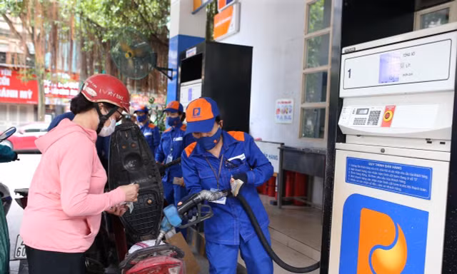 Theo Bộ trưởng Công Thương, Bộ đang tiến hành thanh tra 33 doanh nghiệp có chức năng nhập khẩu xăng dầu. Ảnh: Như Ý