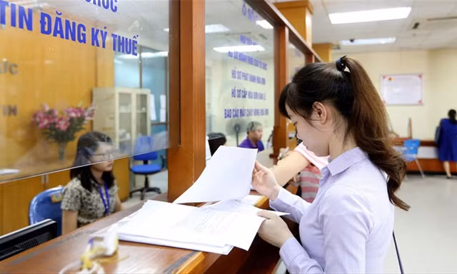 Người dân làm thủ tục tại cơ quan thuế (Ảnh minh họa)