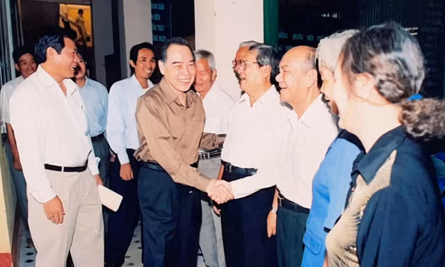 Chủ tịch UBND quận 12 Lê Hoài Trung (ngoài cùng bên trái) tháp tùng Thủ tướng Phan Văn Khải tiếp xúc cử tri