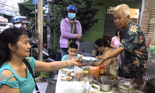 Quán cháo 1.000 đồng của ông Minh phục vụ đa số công nhân, người lao động. Ảnh: U.P