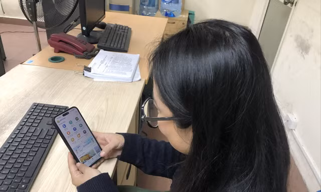 Sổ liên lạc điện tử chủ yếu chỉ để thông báo điểm. Ảnh: LƯU TRINH