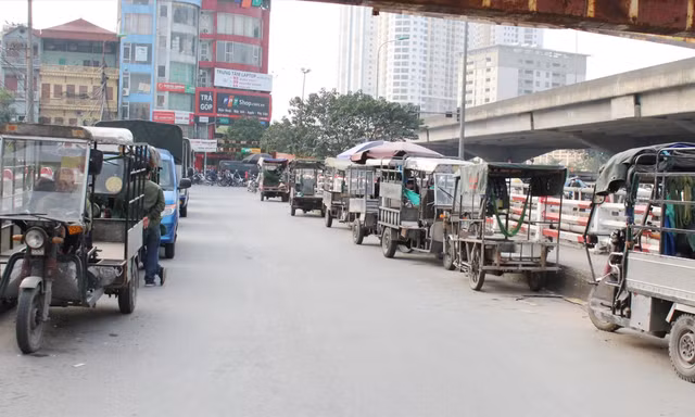 Xe ba bánh dừng đỗ tràn lan cả hai bên đường tại Cầu Dậu – Vành đai 3