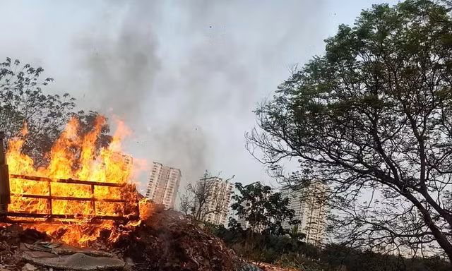 Đốt phế thải xây dựng, rác thải cồng kềnh tại phường Cổ Nhuế 2 (Bắc Từ Liêm, Hà Nội)