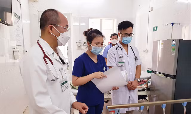 TS. Đỗ Duy Cường, Trung tâm Bệnh nhiệt đới khám cho bệnh nhân mắc SXH