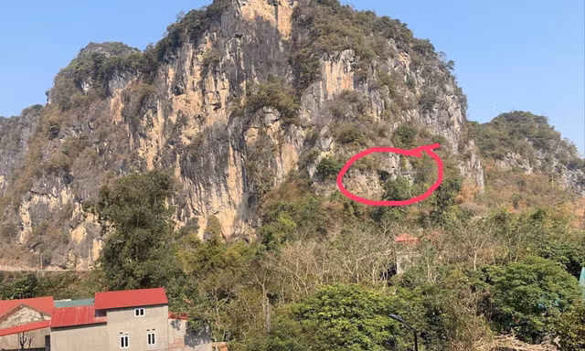 Lưng chừng núi Phja Mòn (đánh dấu tròn), nơi có quan tài cổ. ẢNH: DUY CHIẾN
