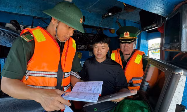 Lực lượng biên phòng Quảng Ngãi thường xuyên tuần tra, kiểm soát nhằm ngăn chặn tàu cá xâm phạm vùng biển nước ngoài. Ảnh: Nguyễn Ngọc