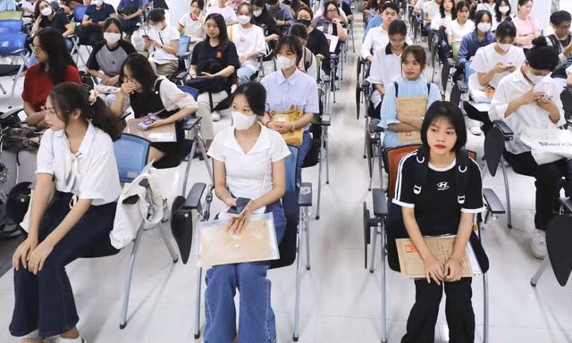 Tân sinh viên làm thủ tục nhập học năm học 2023-2024. Ảnh: Thanh Tùng