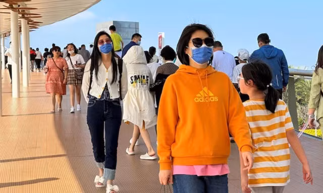 Người dân Trung Quốc đeo khẩu trang để phòng tránh các bệnh về đường hô hấp trong mùa đông. Ảnh: REUTERS