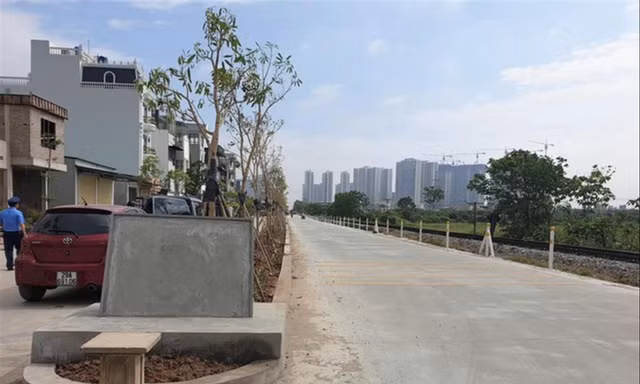 Người dân tự ý thi công xây dựng đường bê tông trong phạm vi bảo vệ công trình đường sắt