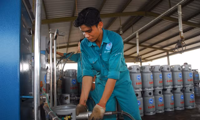 Giá gas trong nước tăng liên tiếp 9 lần trong thời gian vừa qua. Ảnh: Hoàng Mạnh Thắng