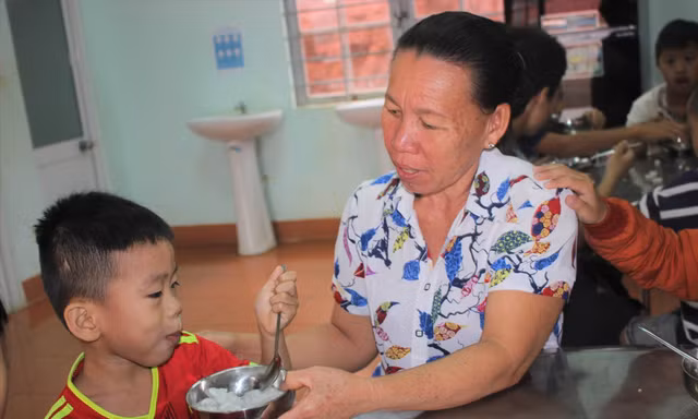 Bà Hường trong lần cho trẻ ăn sáng 