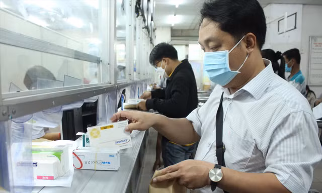 Mua thuốc theo đúng đơn bác sĩ, nhưng người bệnh vẫn phập phồng nỗi lo “may nhờ, rủi chịu”. Ảnh: V.S 